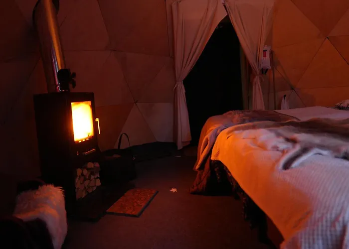Aurora Igloo Fireplace-Heated Tents In A Secret Forest With Private Jacuzzi And Shared Sauna Bathroom And Dog Friendly