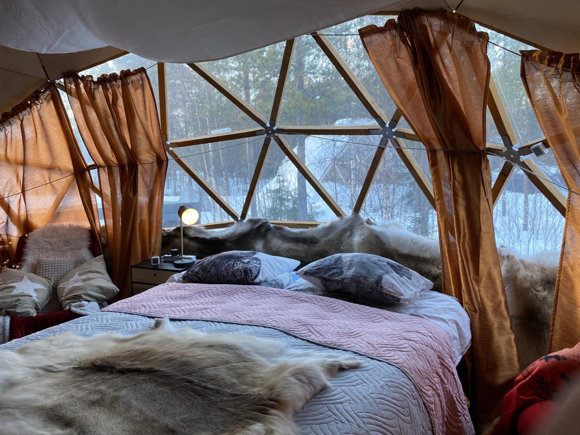 Aurora Igloo Fireplace-heated Tents In A Secret Forest With Private Jacuzzi And Shared Sauna Bathroom And Dog Friendly